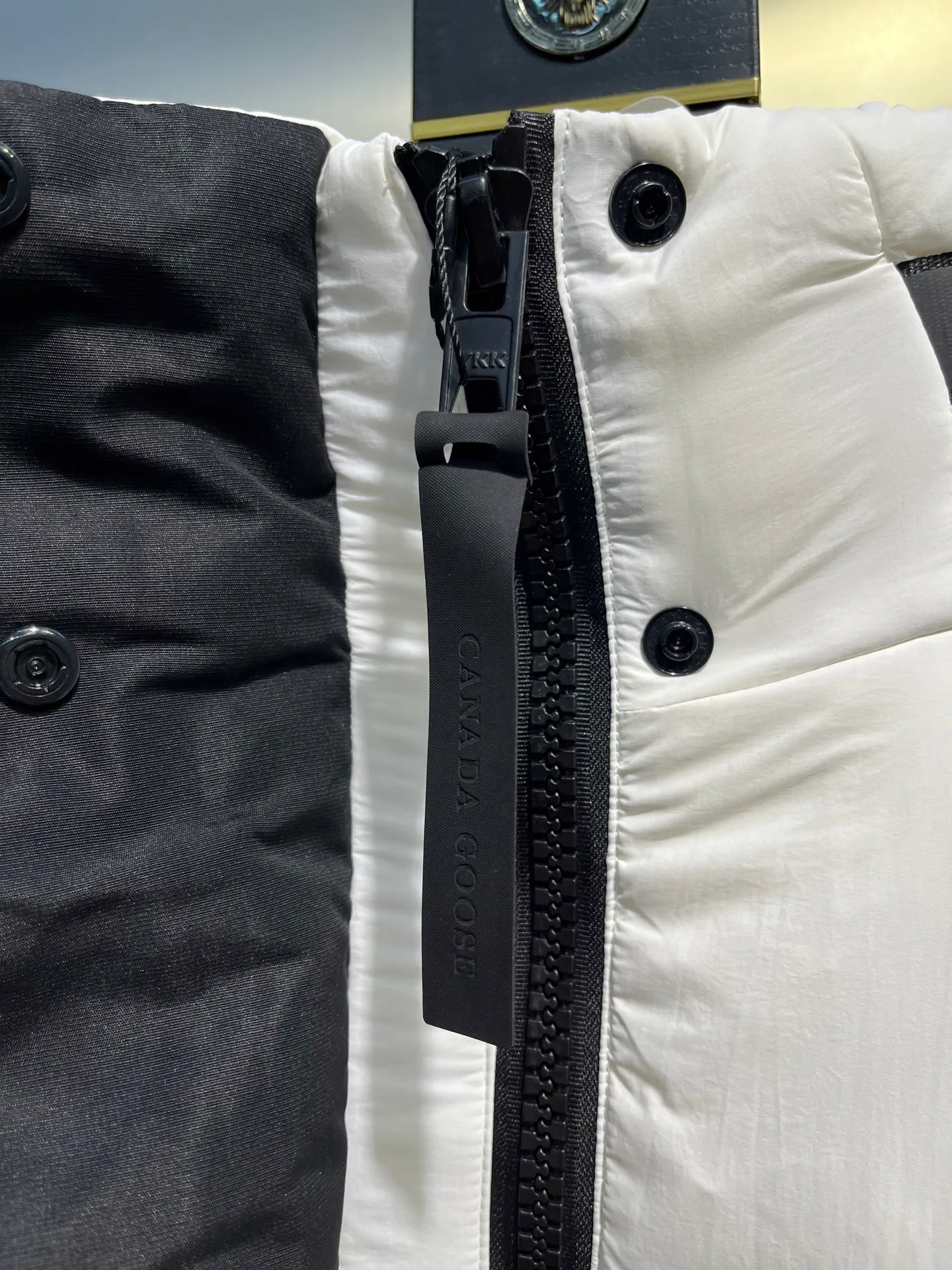 P740 Canada Goose🌟Ouyang Nana's same style 3m reflective black label down jacket junction junction parka is light weight and warm. The Junction Parka is made from soft enduraluxe fabric with cordura for added durability in high-wear areas, making it lightweight and durable. 360-degree reflective strips on the collar improve visibility in low-light environments. Features a removable hood for easy wearing during transitional periods when the weather warms up.  size：xs-xxl